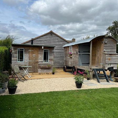 The Hen House Shepherds Hut With Hot Tub Chittoe Exterior photo