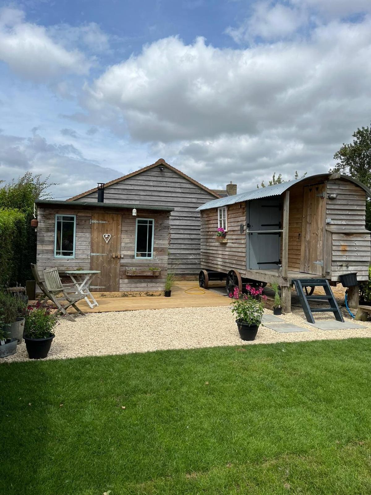 The Hen House Shepherds Hut With Hot Tub Chittoe Exterior photo