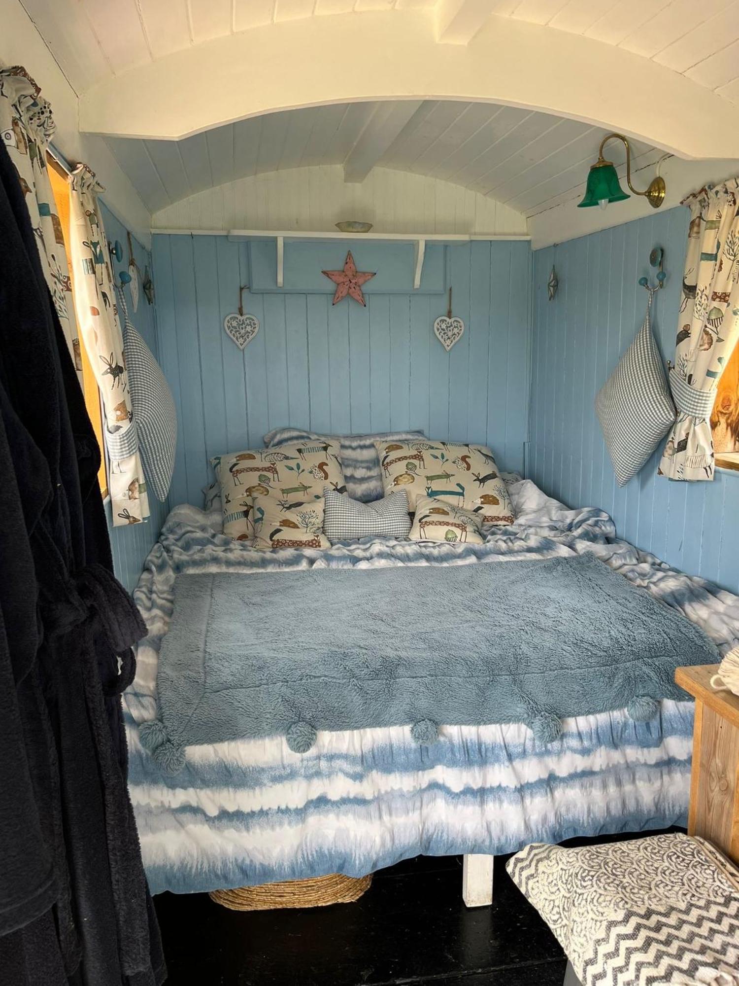 The Hen House Shepherds Hut With Hot Tub Chittoe Exterior photo